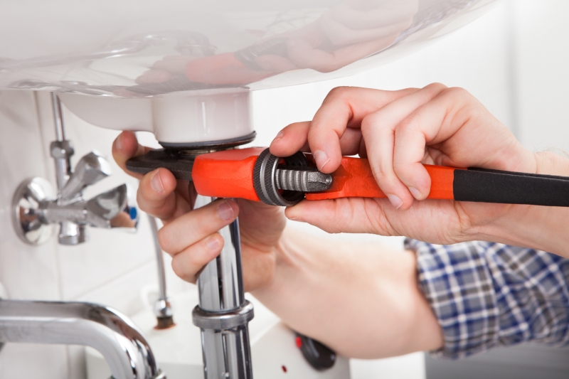 Emergency plumber attending a job in Longfield